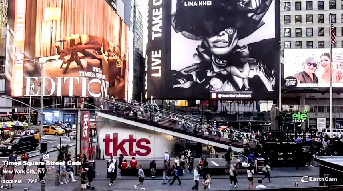 Œuvre de Lina Khei diffusée sur un écran de Times Square