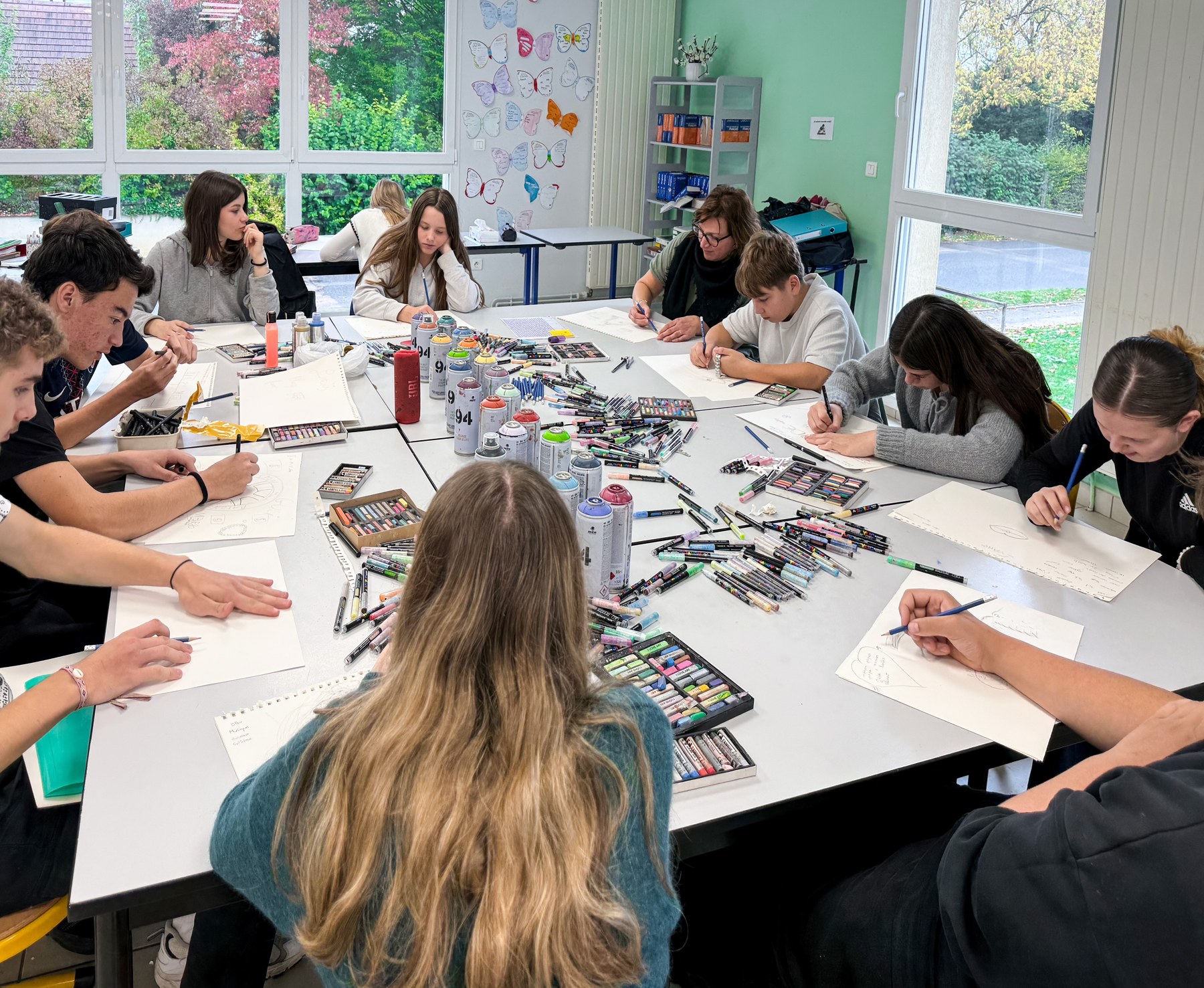 Ouverture de l'atelier : la table de création, pastels et feutres en place