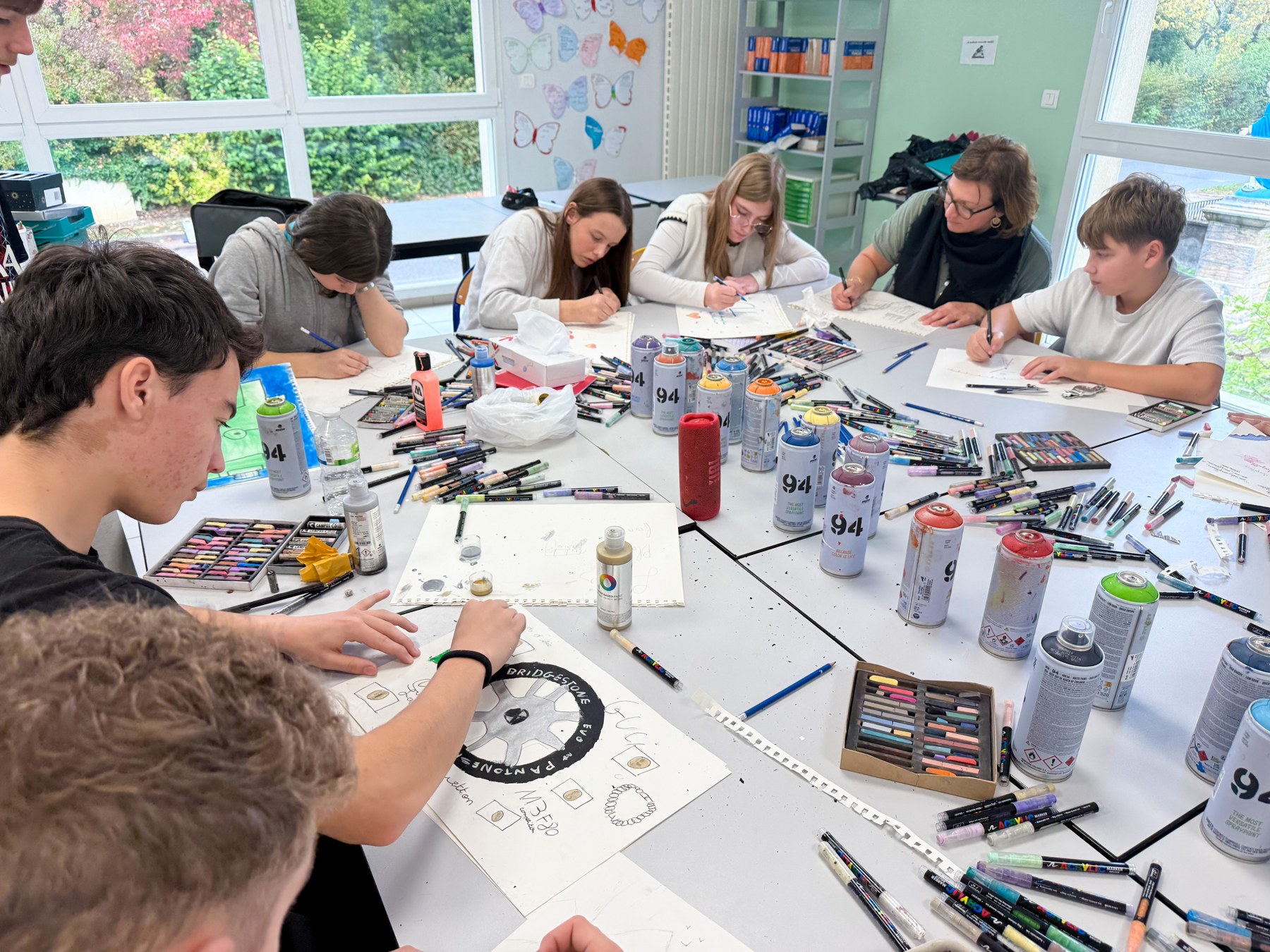 Croquis d'idéation en cours : le compte-tours prend forme