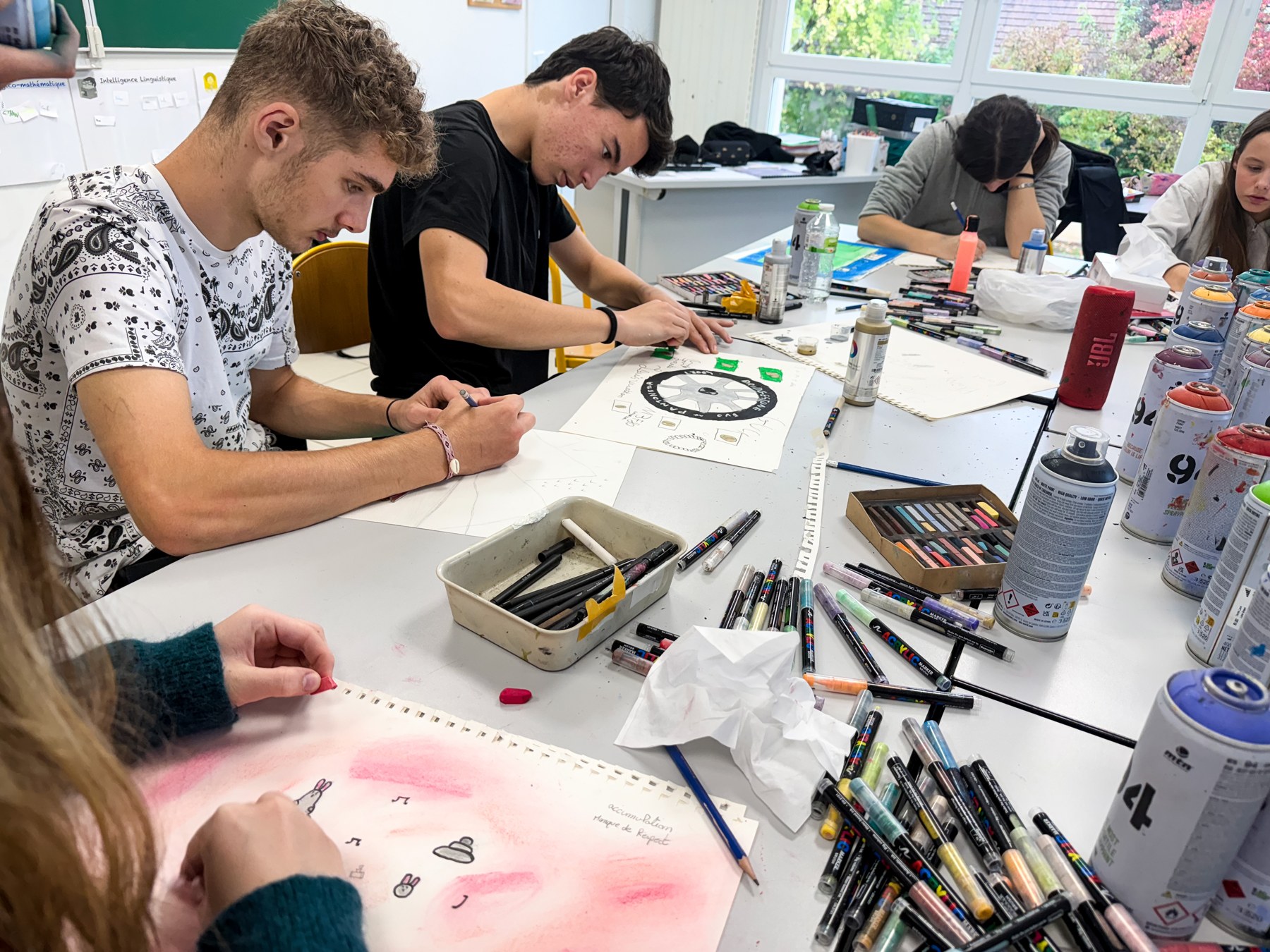 Matière : feutre, pastel et bombe aérosol sur papier fine art