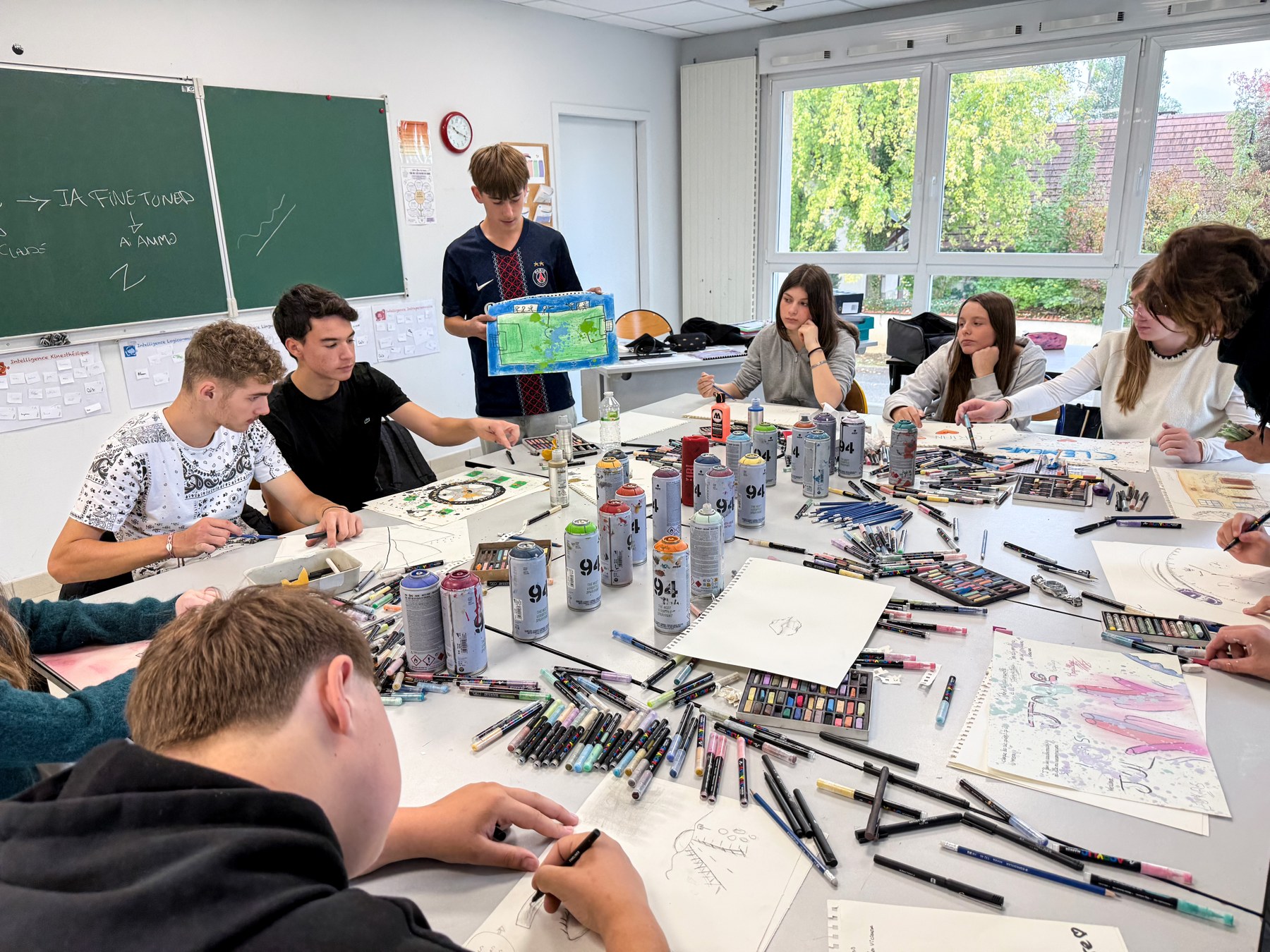 Présentation d'une œuvre au groupe : intention, couleurs, ressenti
